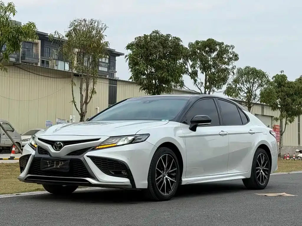 Toyota Camry — фото 1