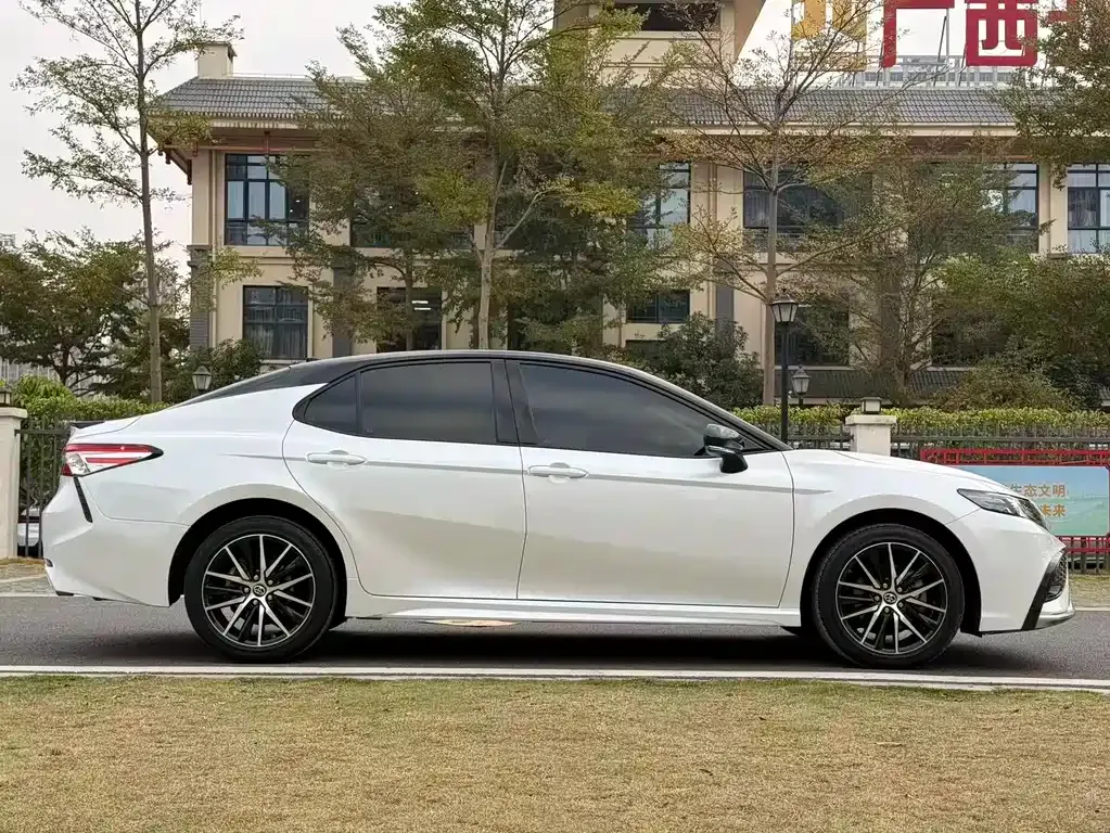 Toyota Camry — фото 5