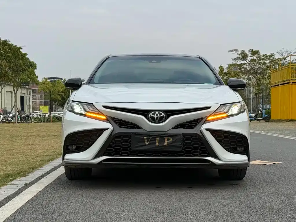 Toyota Camry — фото 3