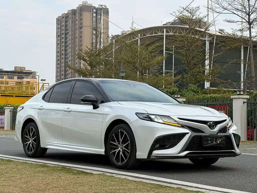 Toyota Camry — фото 4