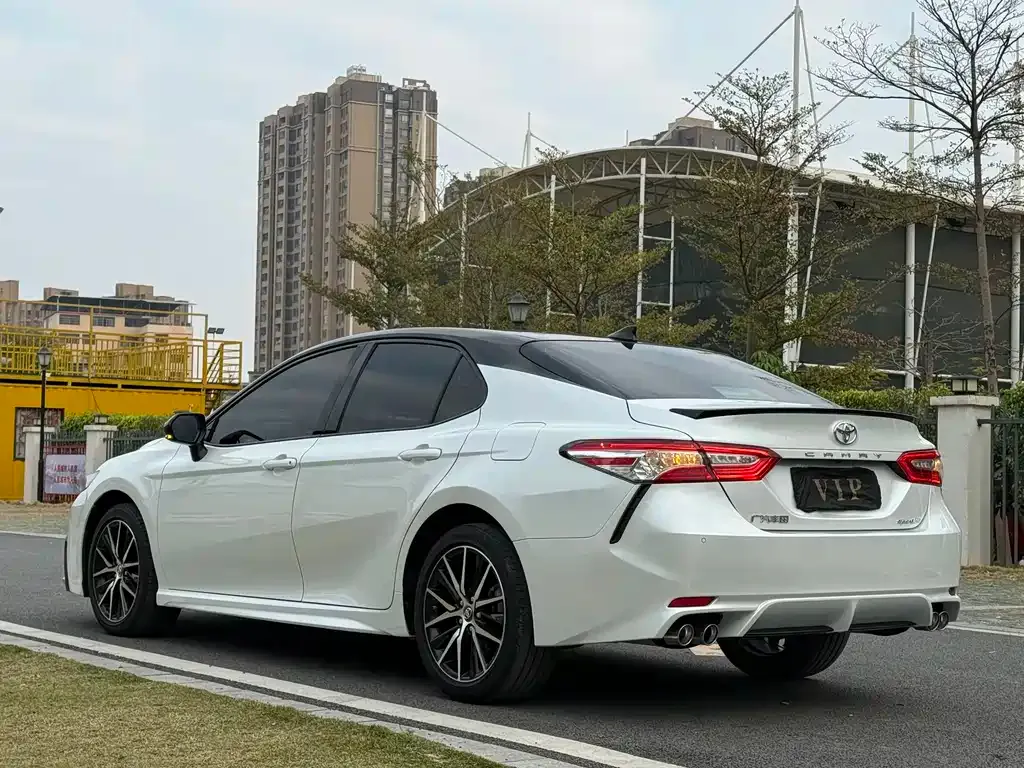 Toyota Camry — фото 6