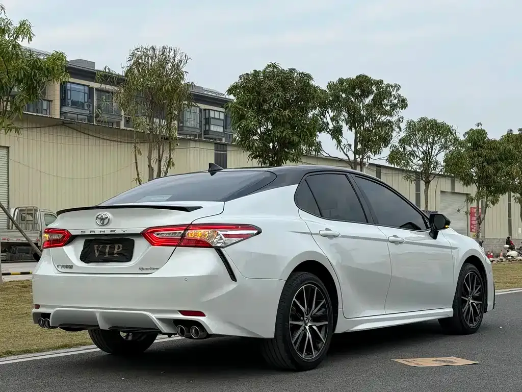 Toyota Camry — фото 8