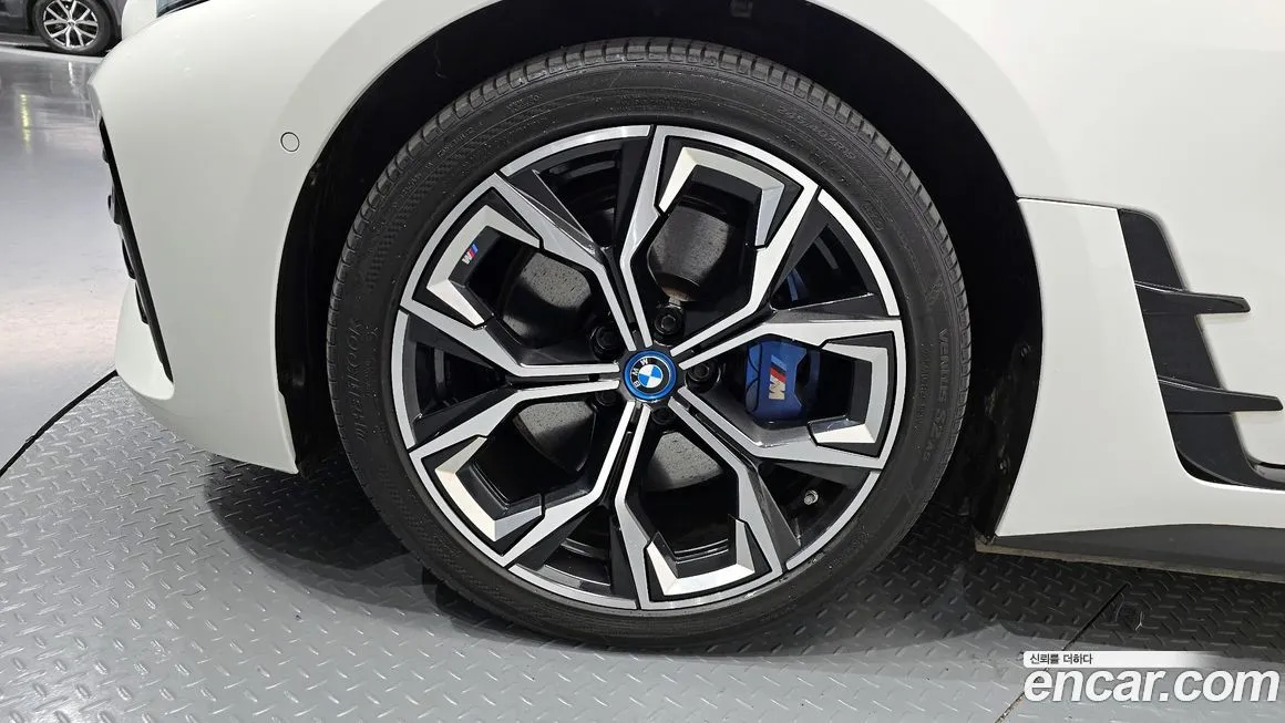 BMW i4 — фото 9
