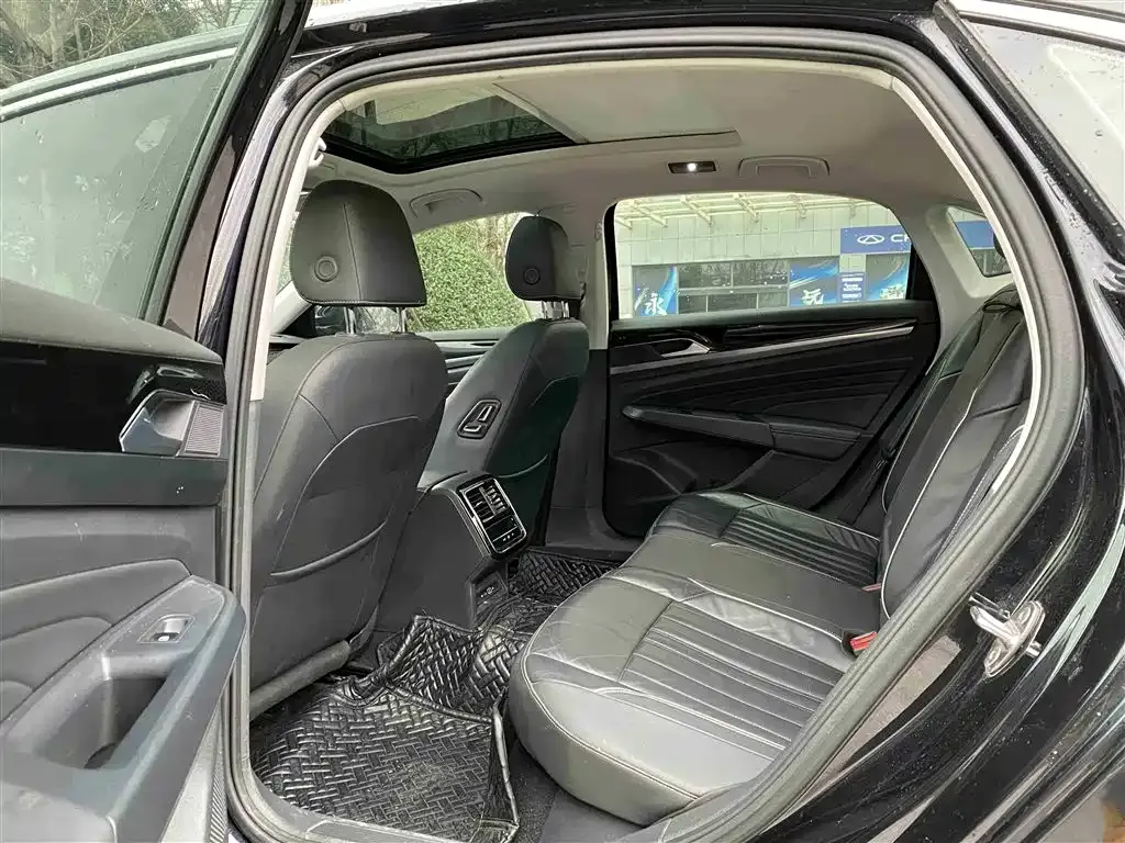 Volkswagen Passat 2023 из CN, фото 4