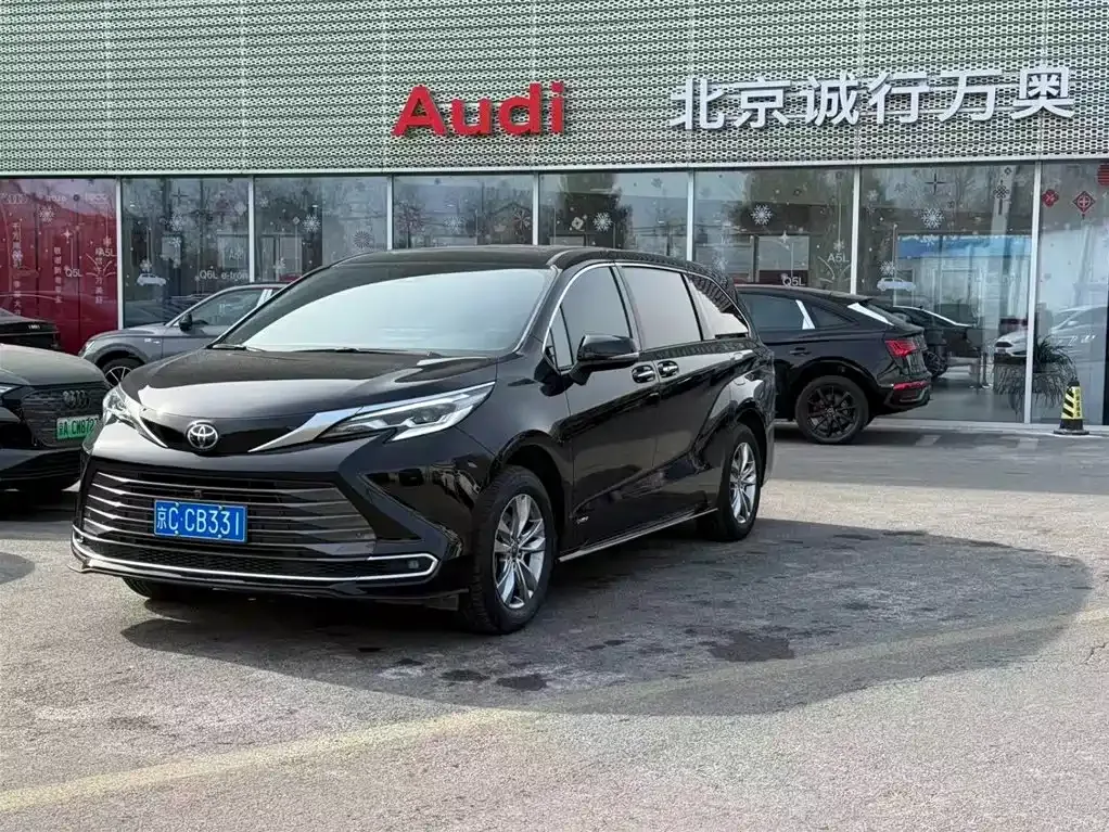 Toyota Sienna — фото 1