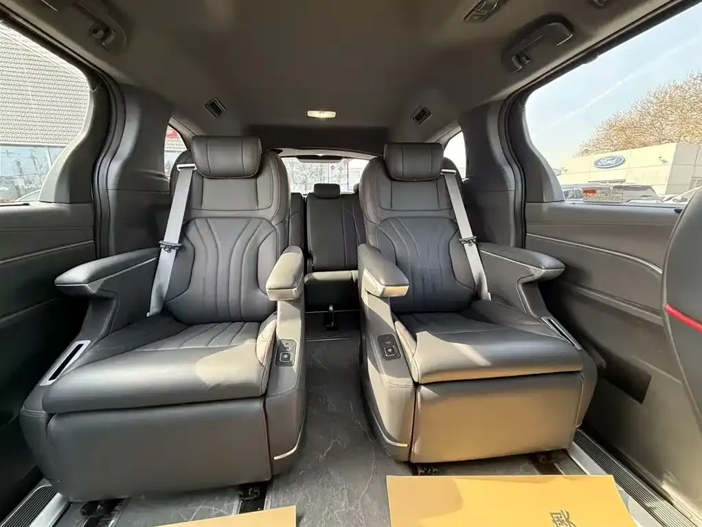 Toyota Sienna — фото 5