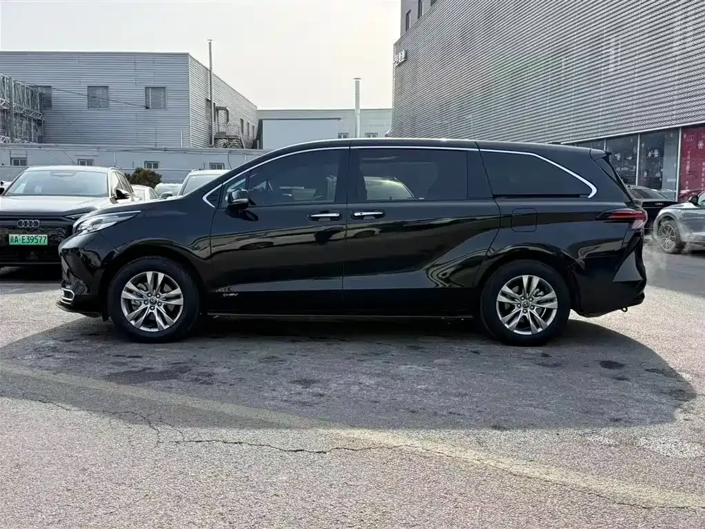 Toyota Sienna — фото 9