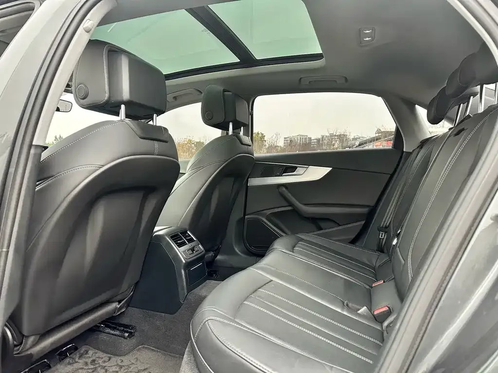 Audi A4L 2022 из CN, фото 3