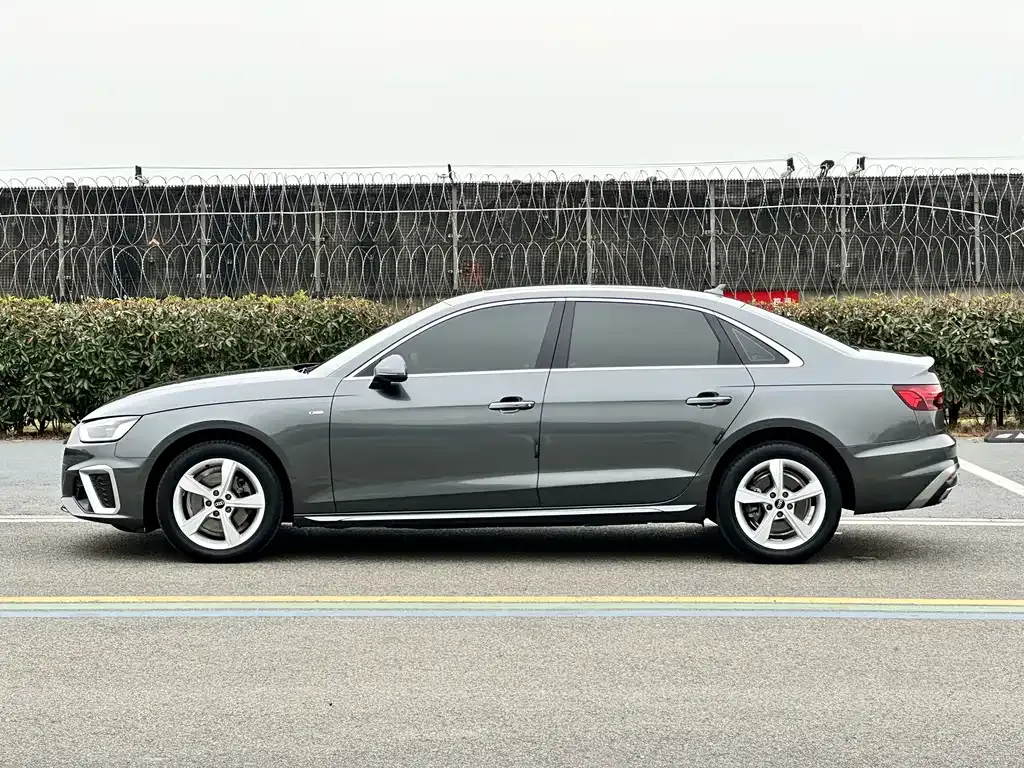 Audi A4L 2022 из CN, фото 6