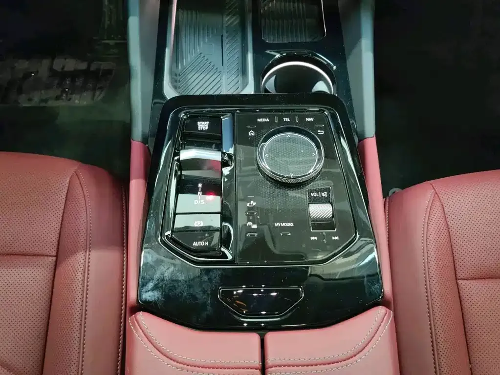 BMW 5 Series 2025 из CN, фото 7