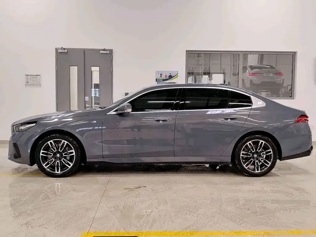 BMW 5 Series 2025 из CN, фото 9