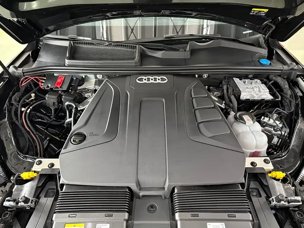 Audi Q7 2024 из CN, фото 8
