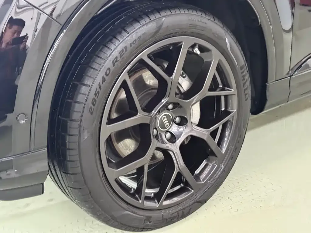 Audi Q7 2024 из CN, фото 6