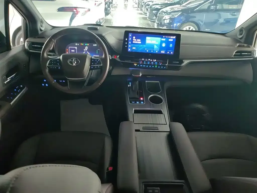 Toyota Granvia 2023 из CN, фото 3