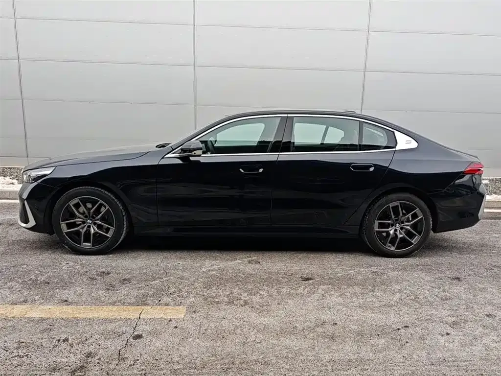 BMW 5 Series 2025 из CN, фото 4