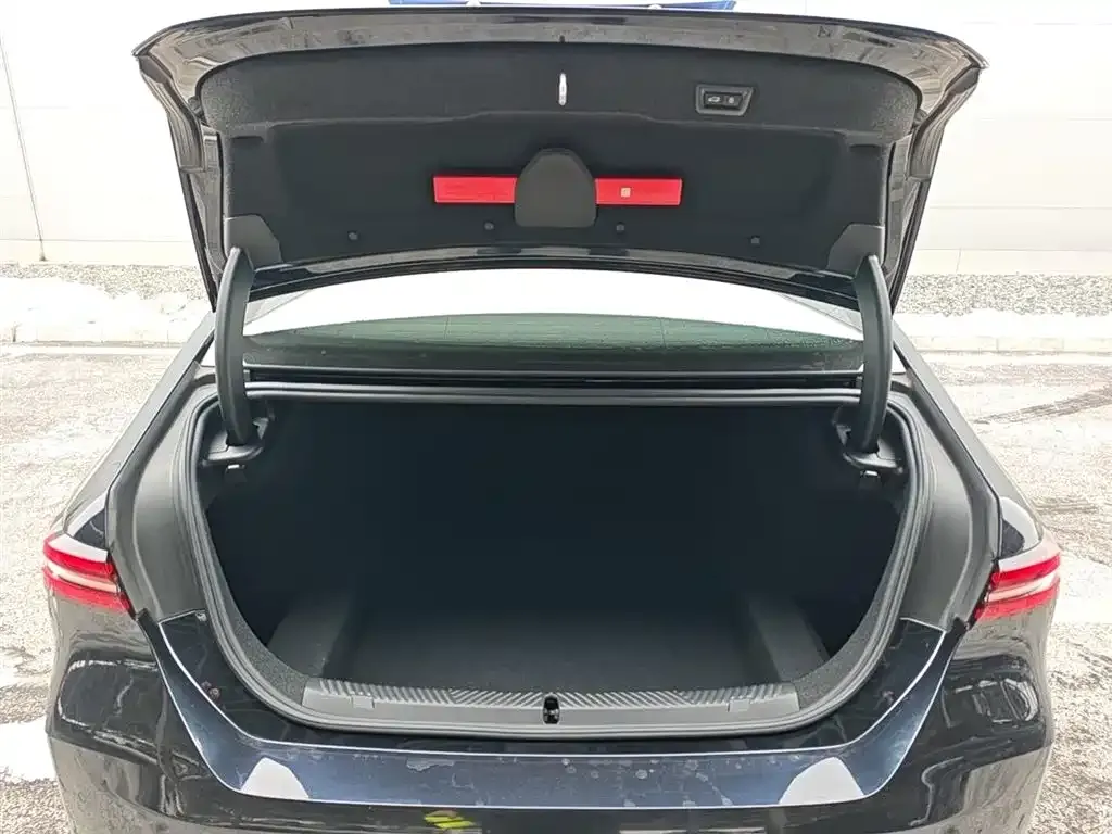 BMW 5 Series 2025 из CN, фото 7
