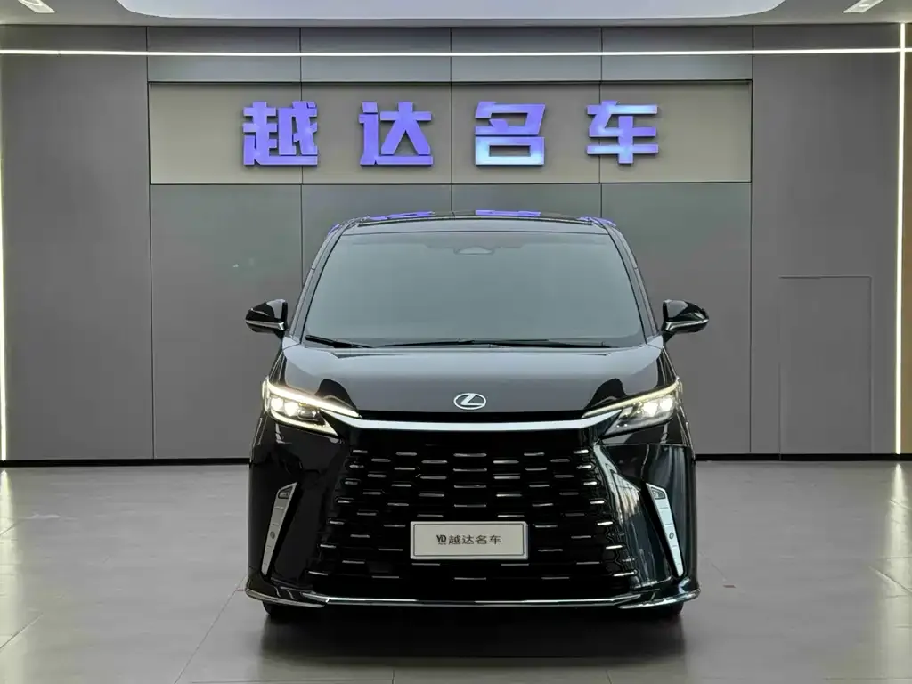 Lexus LM — фото 10
