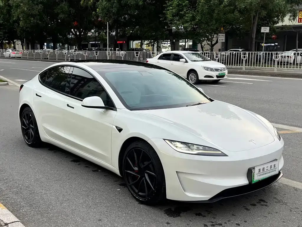 Tesla Model 3 — фото 9