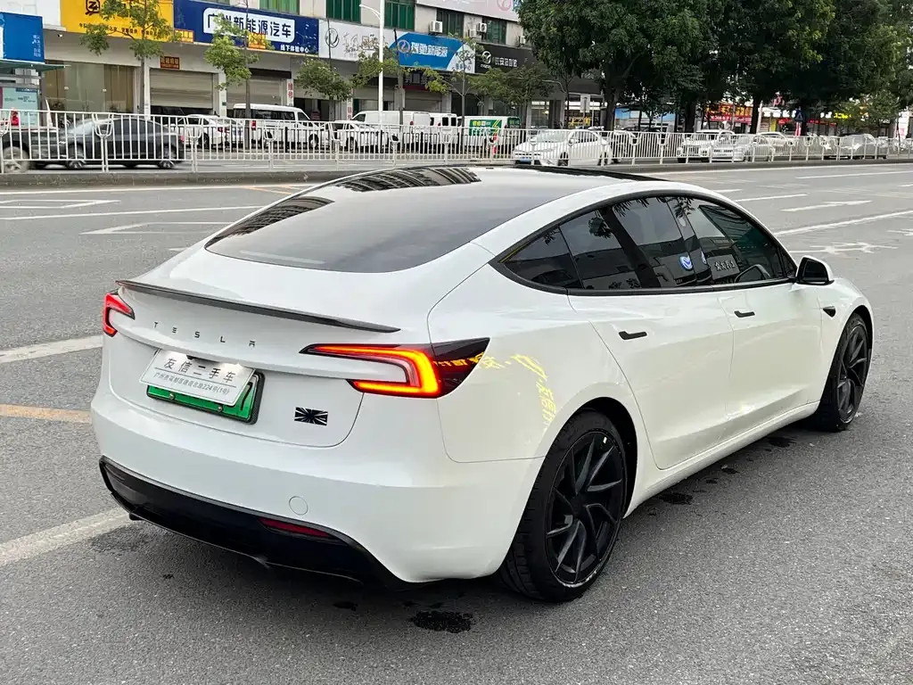 Tesla Model 3 — фото 10