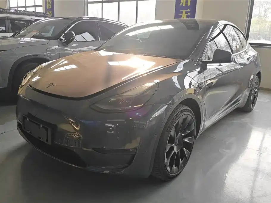 Tesla Model Y — фото 1