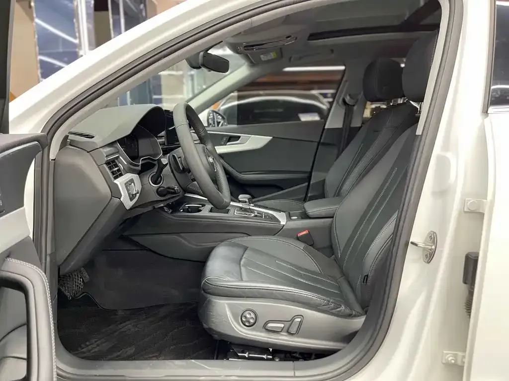 Audi A4L 2021 из CN, фото 2