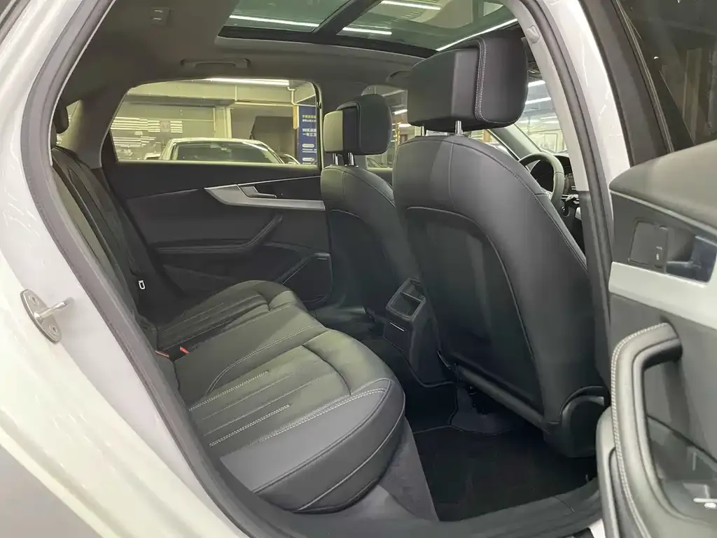 Audi A4L 2021 из CN, фото 4