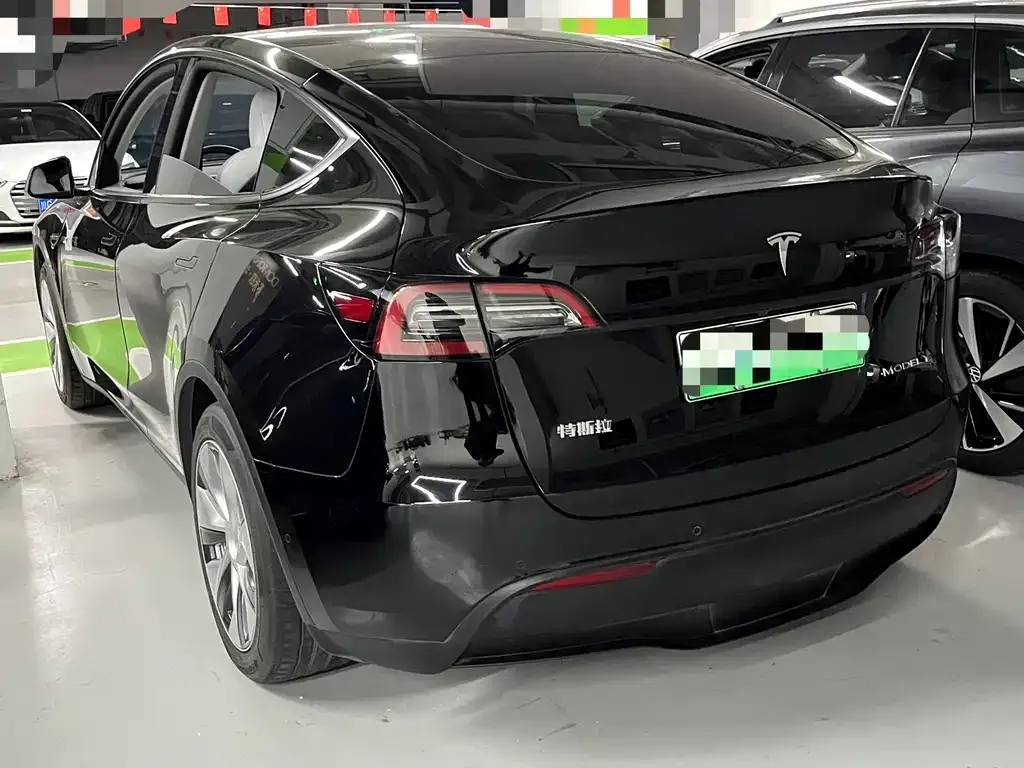 Tesla Model Y — фото 9