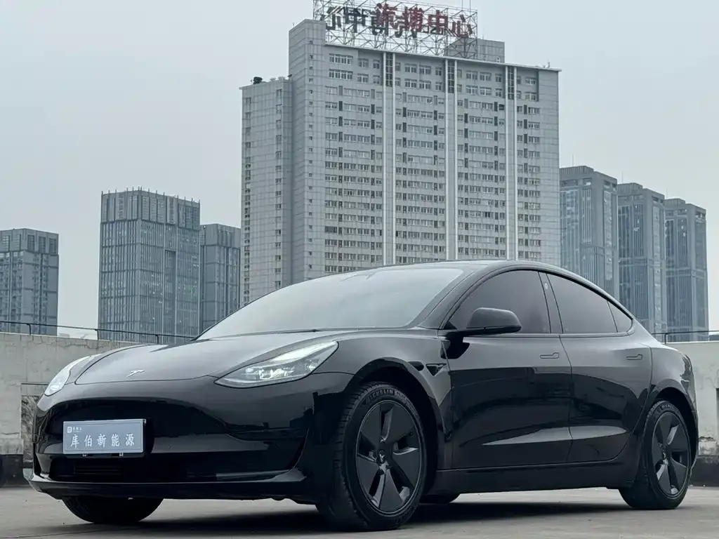 Tesla Model 3 — фото 1