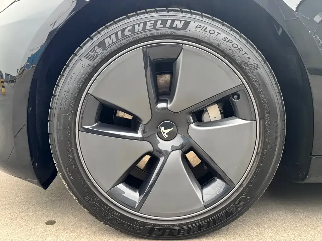 Tesla Model 3 — фото 9