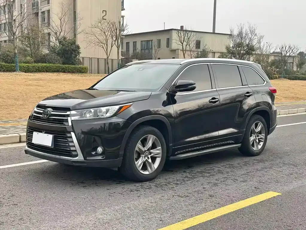 Toyota Highlander — фото 1