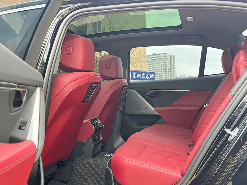 BMW 5 Series 2025 из CN, фото 7