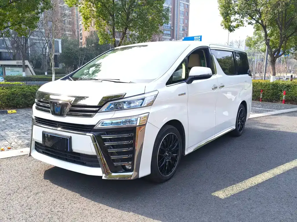 Toyota Vellfire — фото 1