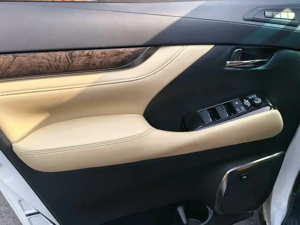 Toyota Vellfire — фото 4