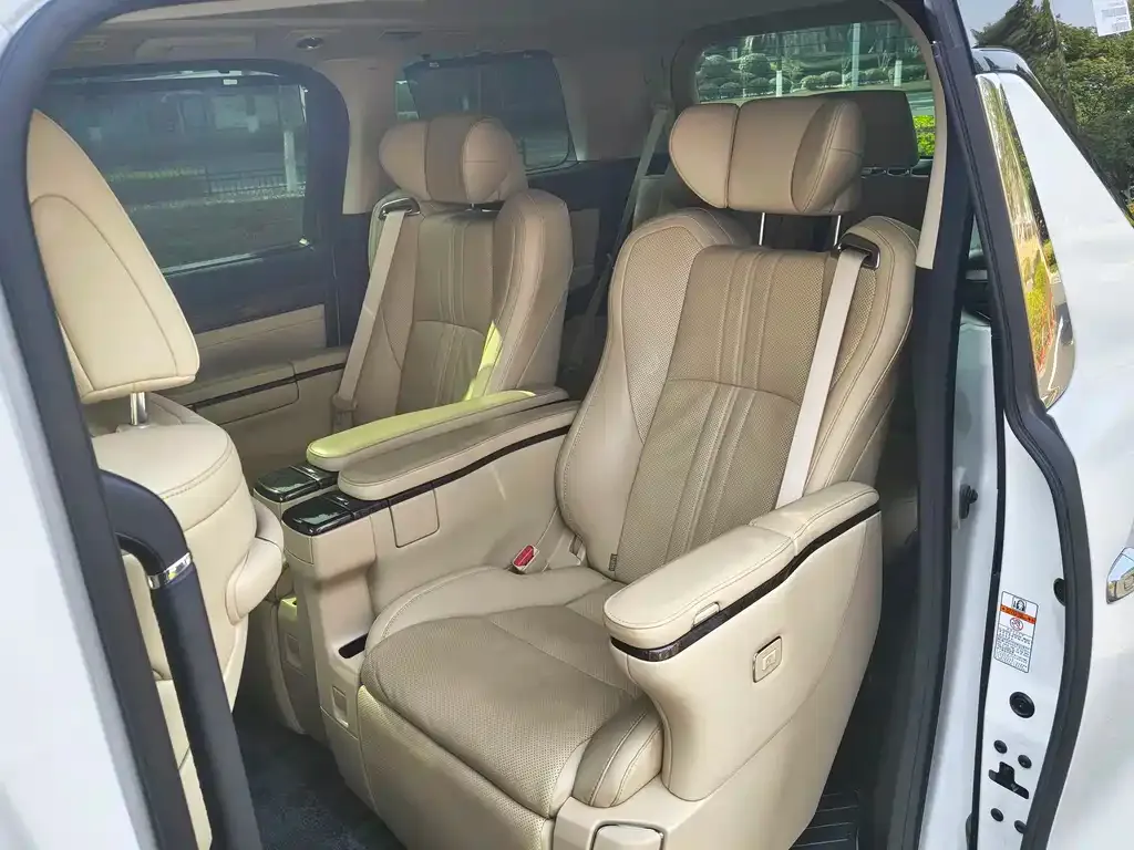 Toyota Vellfire — фото 2