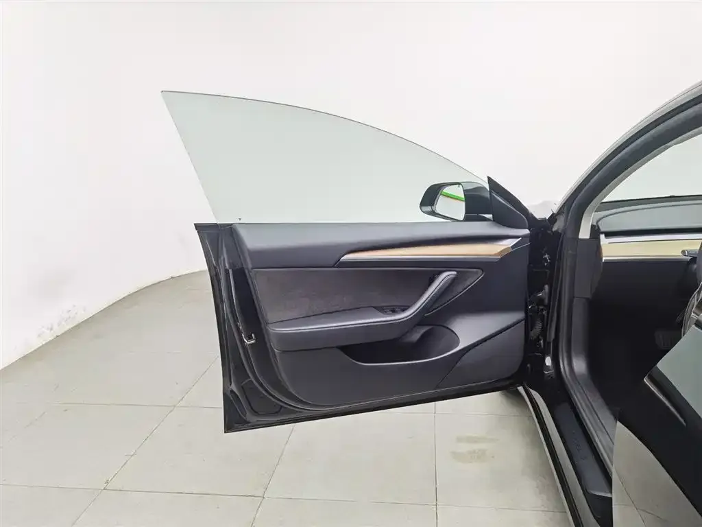 Tesla Model 3 — фото 4