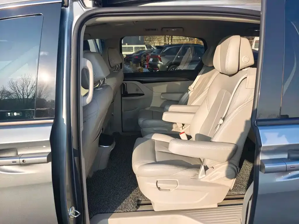 Buick GL8 2024 из CN, фото 3