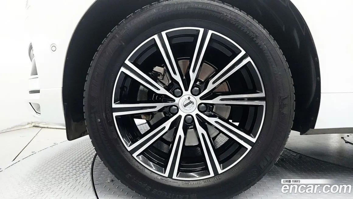 Volvo XC60 — фото 10