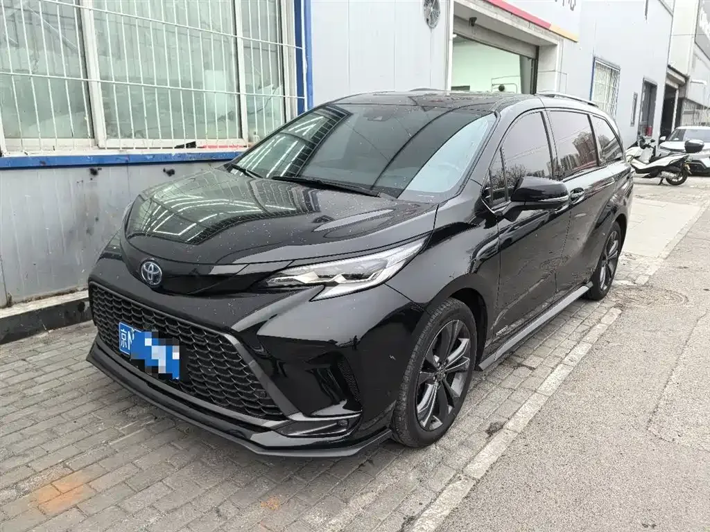 Toyota Granvia — фото 1