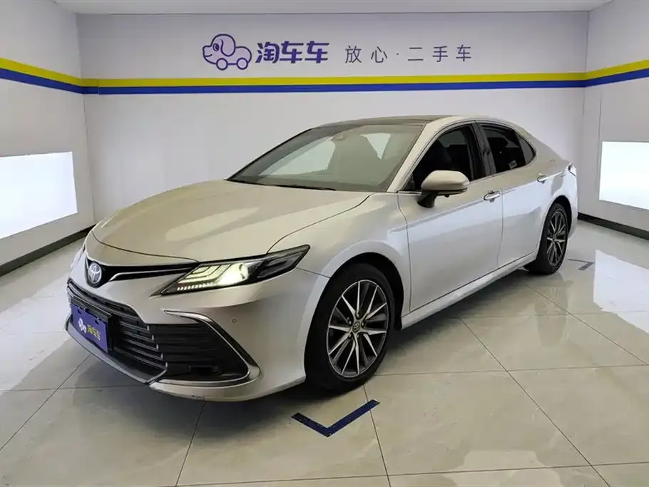 Toyota Camry — фото 1
