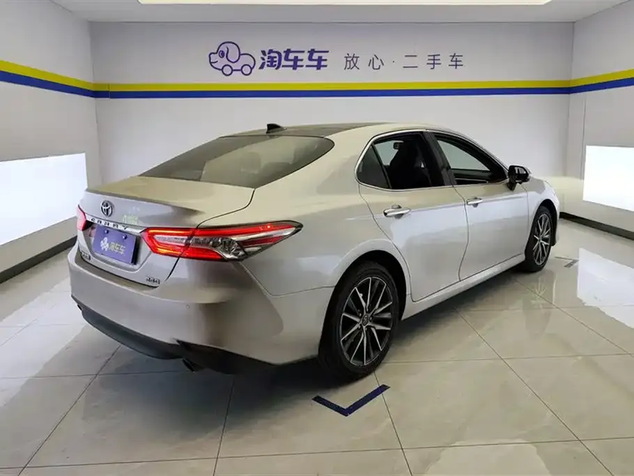 Toyota Camry — фото 8
