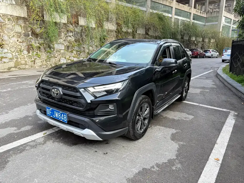 Toyota RAV4 2023 из CN, фото 1