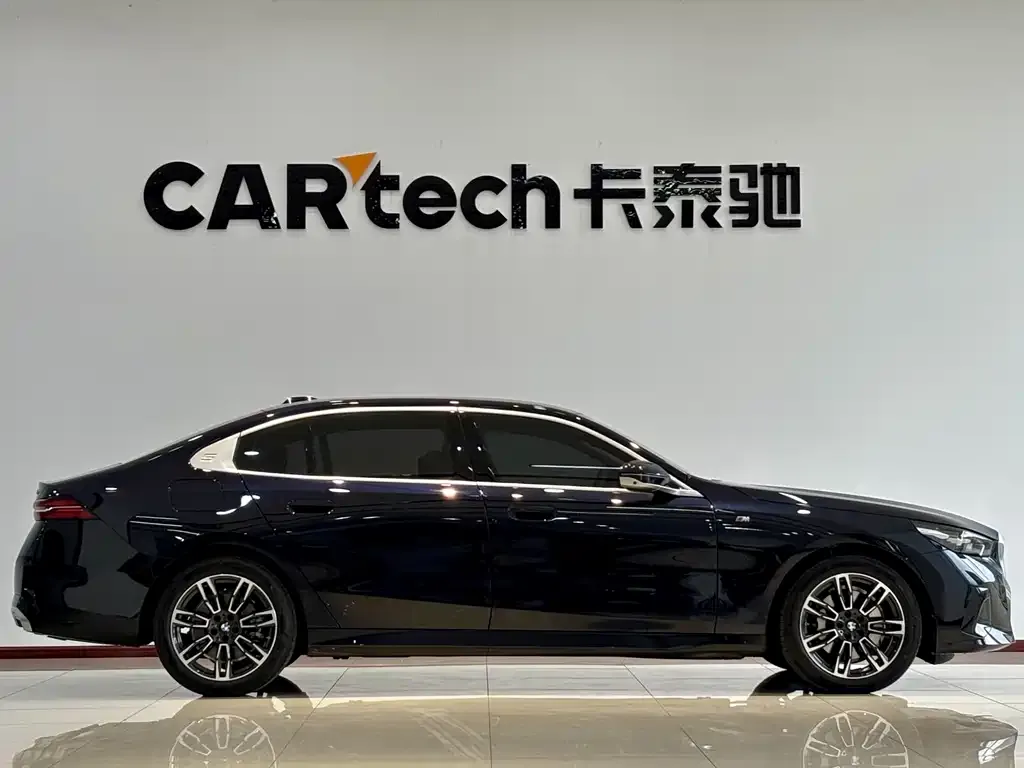 BMW 5 Series 2025 из CN, фото 2