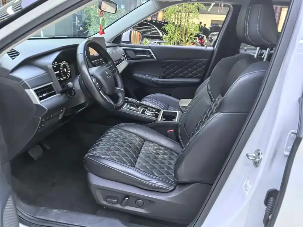 Mitsubishi Outlander 2023 из CN, фото 8