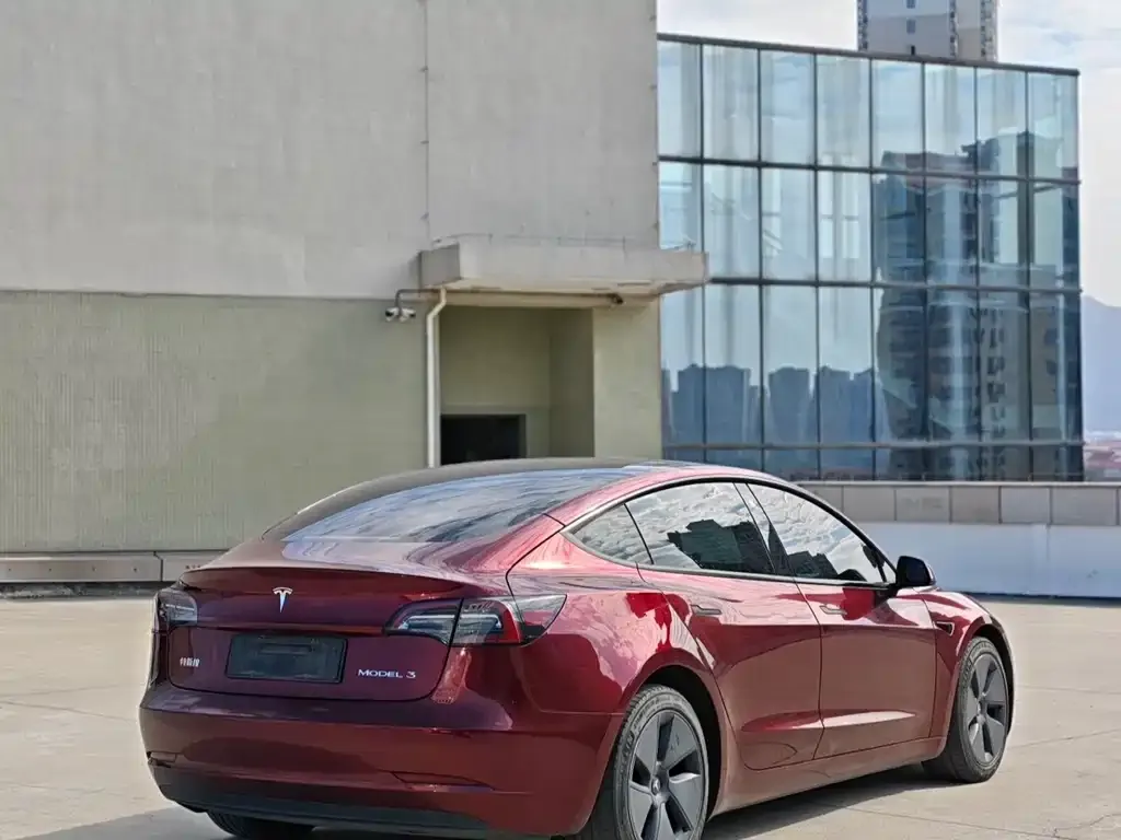 Tesla Model 3 — фото 4