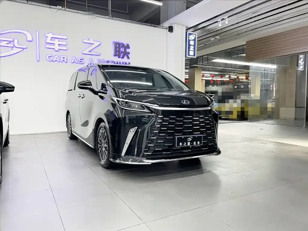 Lexus LM — фото 1