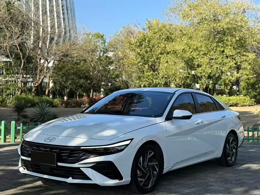 Hyundai Elantra — фото 1