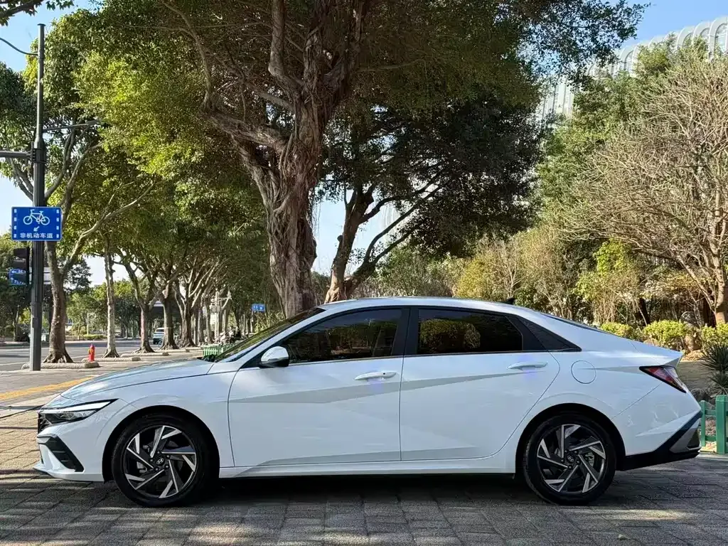 Hyundai Elantra — фото 9