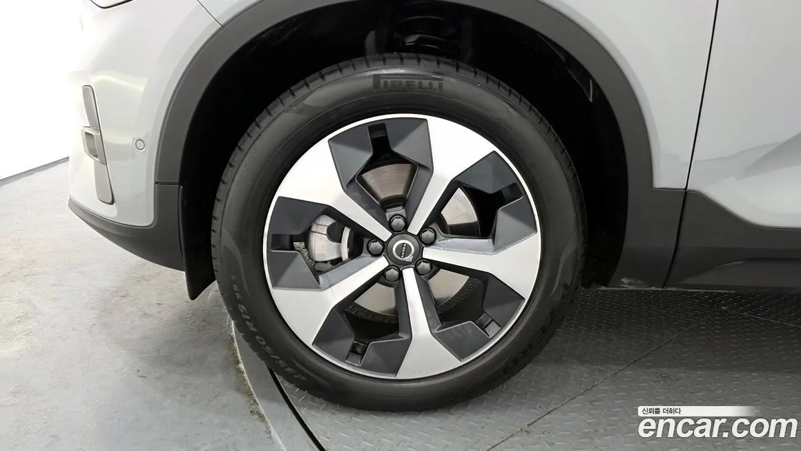 Volvo XC40 — фото 9