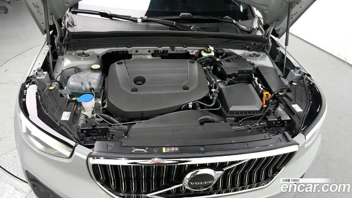 Volvo XC40 — фото 10