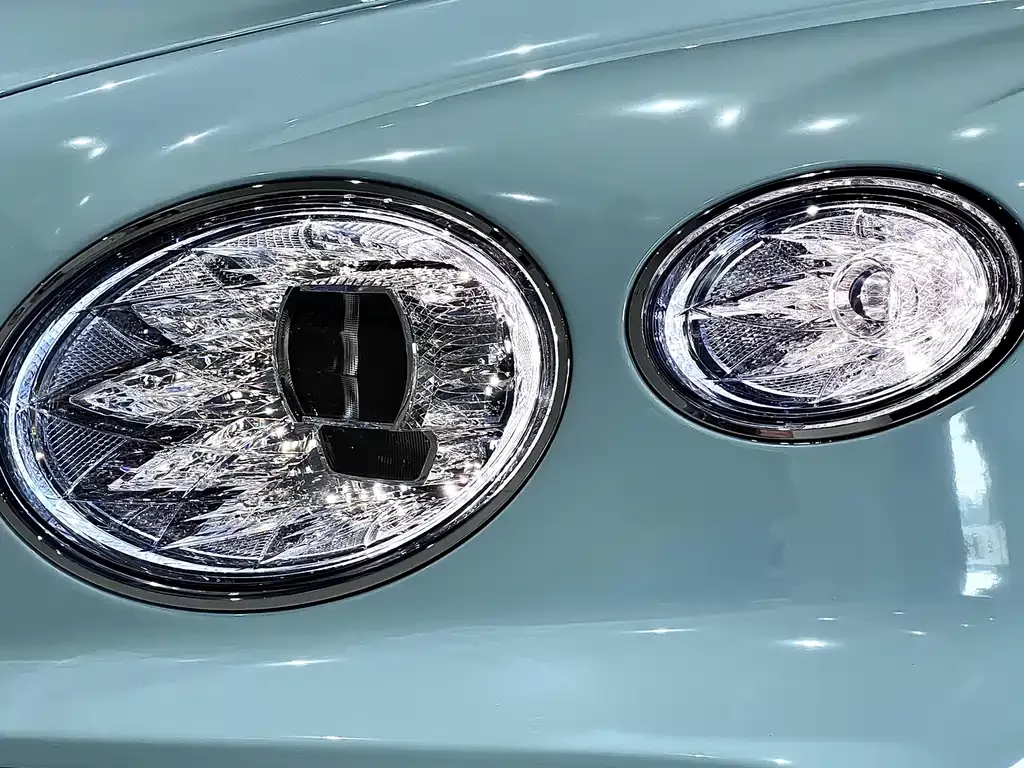 Bentley Bentayga PHEV 2023 из CN, фото 2